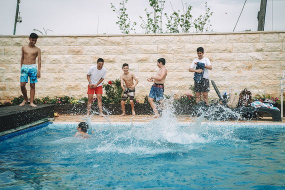 קפיצות למים והבלאגן | צילום אירוע בר מצווה מושקע במשמר השבעה