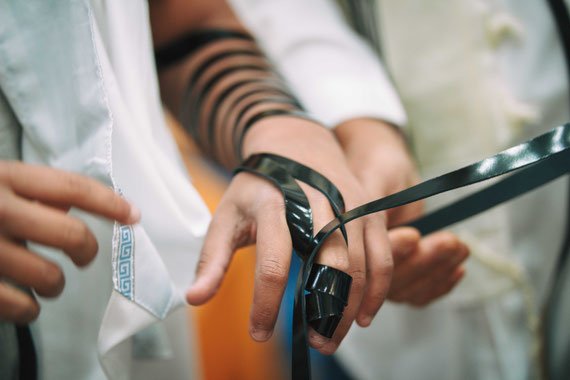 הצילום נעול על התפילין | עליה לתורה בכפר סבא