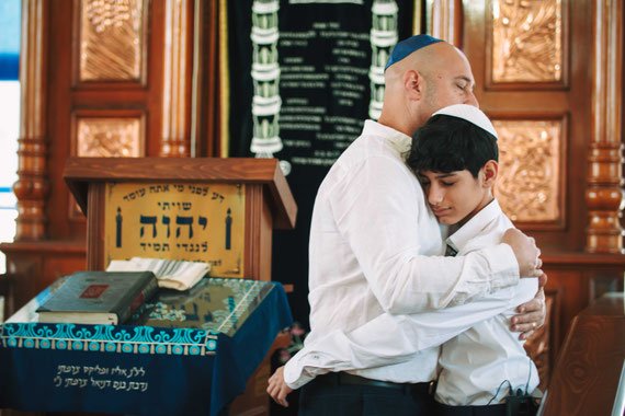 האב מחבק את בנו ליד היכל הקודש | צילום בר מצווה ברחובות