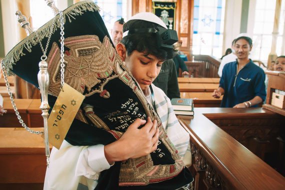 הנער והספר התורה | צילום עליה לתורה בבית כנסת הגדול ברחובות