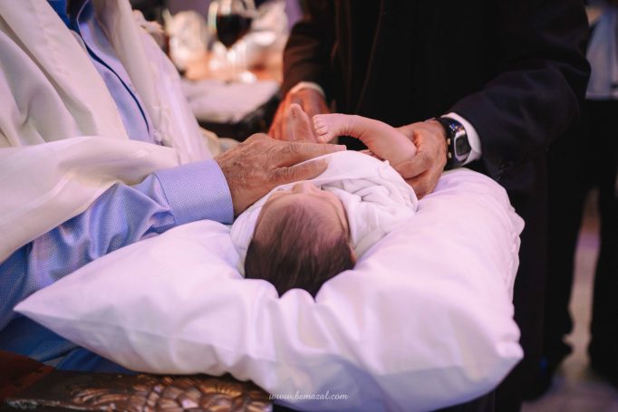 המוהל מוכן וזה קורה | צילום ברית מילה