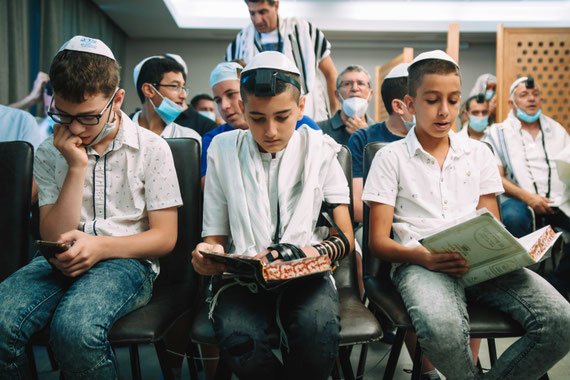 הנער וחבריו בתפילה | צילום בר מצווה במלון לאונרדו אשדוד