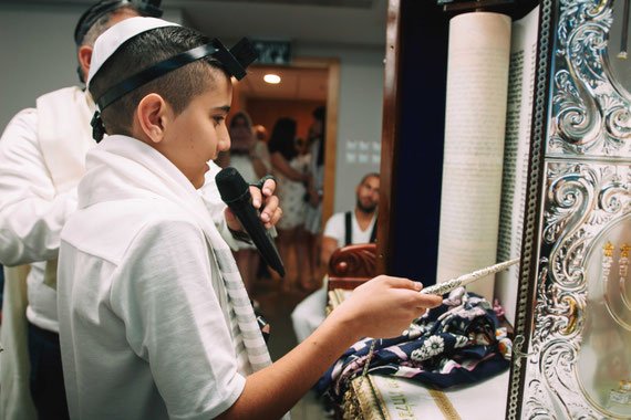 קריאה בספר התורה | עליה לתורה בבית כנסת של מלון לאונרדו