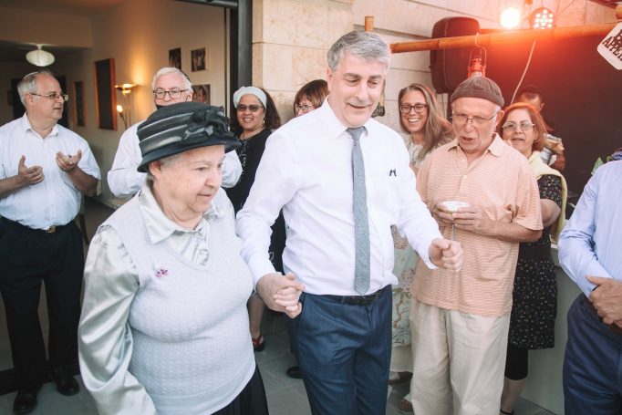 Wedding photography in private house in jerusalem 5bf2bef1ff 682x455