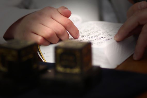 צילום עליה לתורה בבית כנסת העתיק במוצא