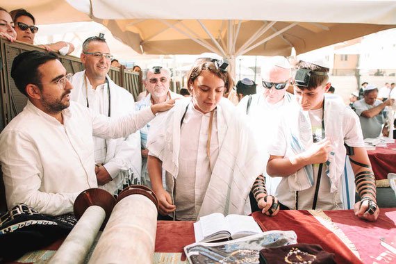 בר מצווה בכותל - הטופ של עליה לתורה