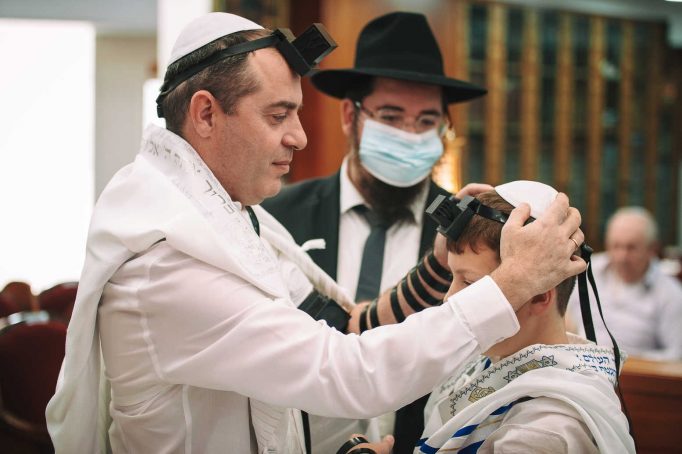 עמידה נכונה בהנחת תפילין ראש