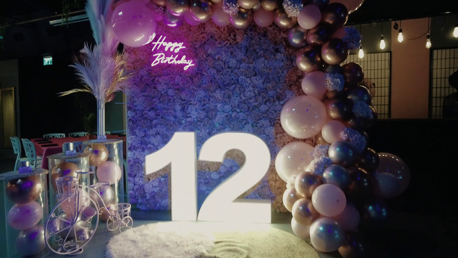 עמדת  צילום מבלונים עם מספר 12 זוהר