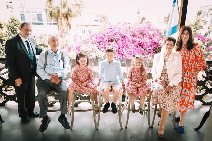 חגיגה של אור - מצטלמים בחצר היפה