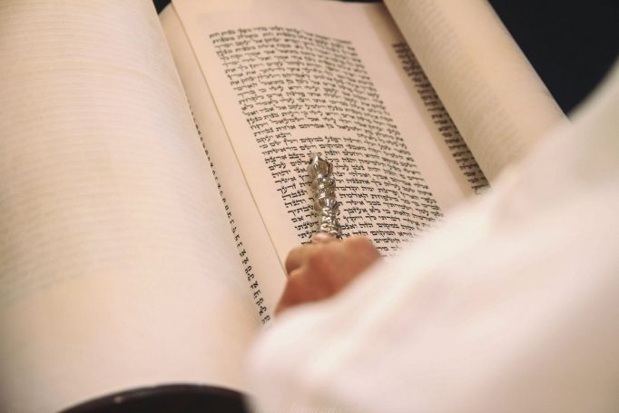 המצביע על הספר התורה בזמן הקריאה