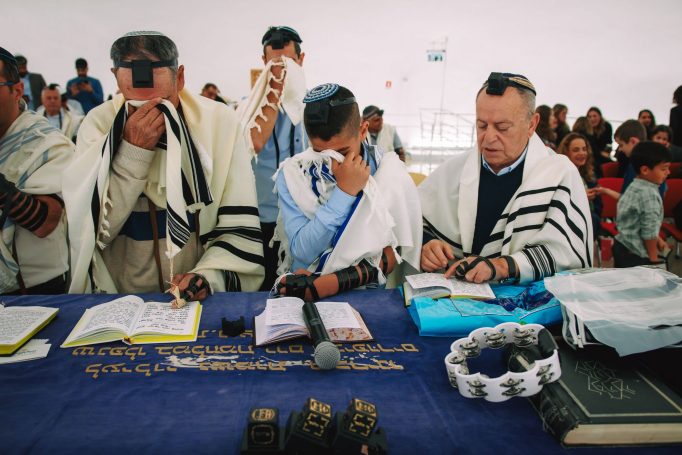 עצימת עיניים בזמן התפילה - עליה לתורה