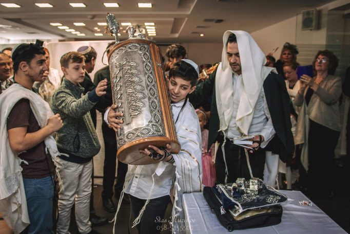 החתן עובר עם ספר התורה