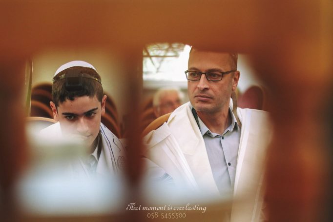 זווית צילום אומנותית - עליה לתורה בבית הכנסת