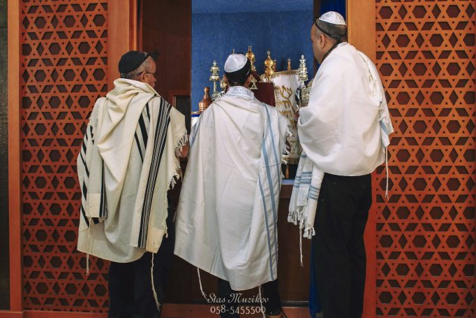 מחזירים את הספר בסיום הטקס