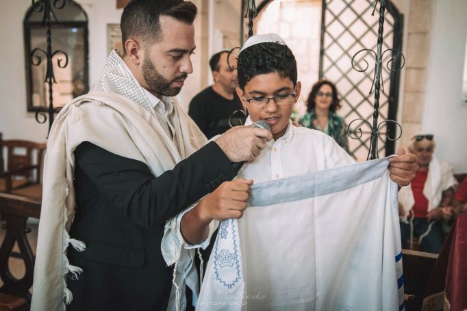 מתעטף בטלית לפני העליה