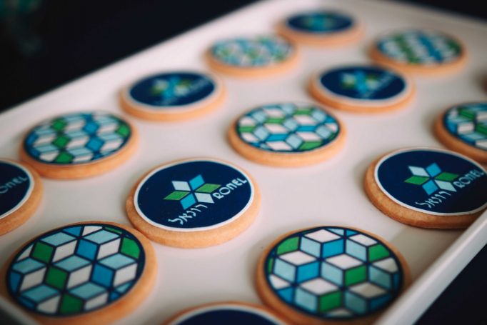 מדבקות עם שם של החתן על עוגיות אישיות