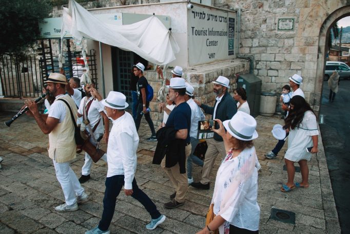 תהלוכה מוזיקאלית עשירה