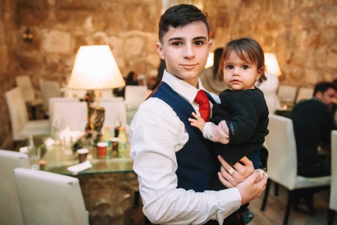 חתן בר המצווה במסעדה אחרי הכותל