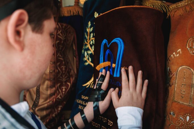 משאלה עם ספר תורה