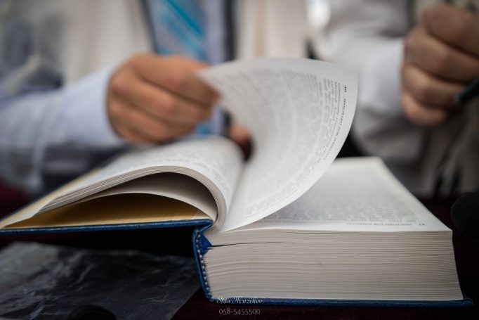 החתן בתפילה אומן