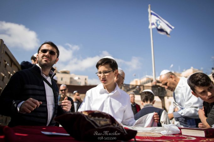 ‏השמיים השמש ויהדות נפגשים בבוקר מרגש: צילום בר מצווה בכותל המרכז לצילום אמנותי