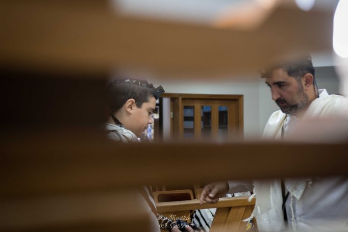 ‏צילום בר מצווה בבית כנסת