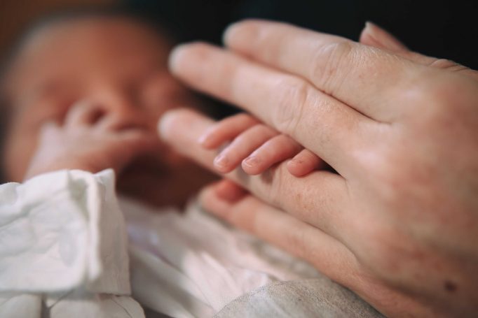 צילום של ניו בורן לפני הטקס בביתכם