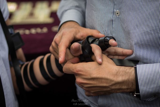 ‏אבא עוזר לבנות להניח תפילין-צלם סטילס ווידאו סטאס מוזיקוב