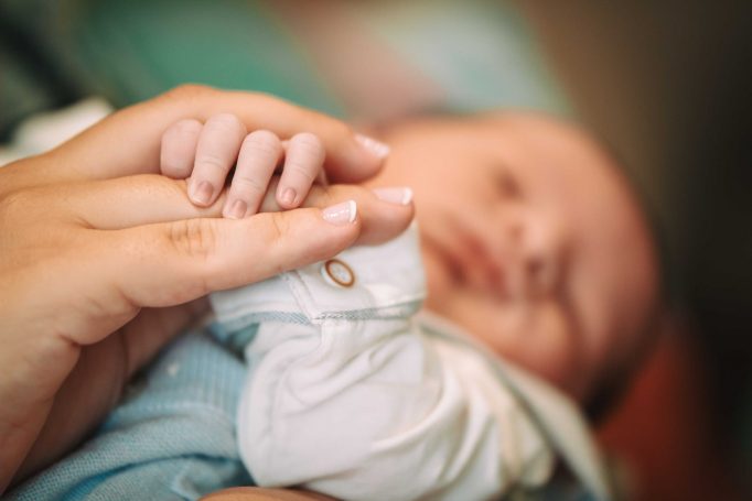 צילומי ניו בורן לפני צילום ברית בסלון הבית