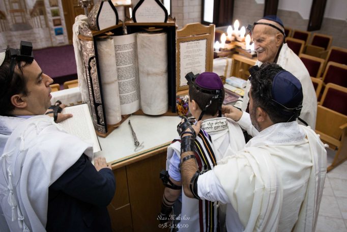 ‏צילום קריאה בתורה-בר מצווה ועליה לתורה