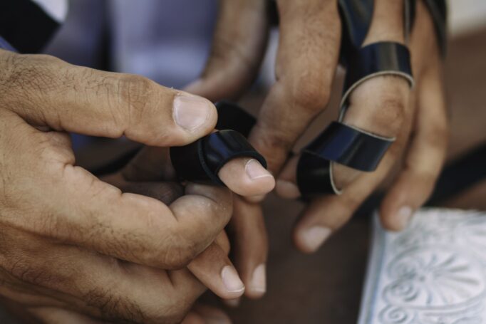 אבא מחזיק את ידו של החתן - בר מצווה בכותל