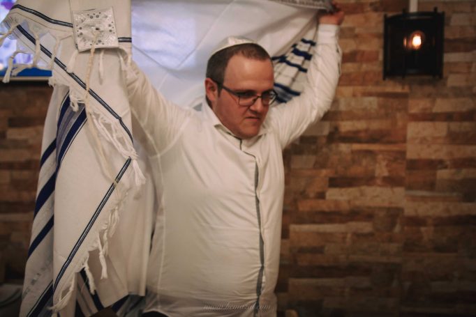 אבא שם טלית - צילום ברית מילה בבית כנסת