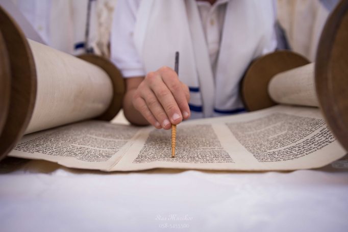 ‏הרגע שכל נער מחכה לו עקב צילום קריאה בתורה בבר מצווה