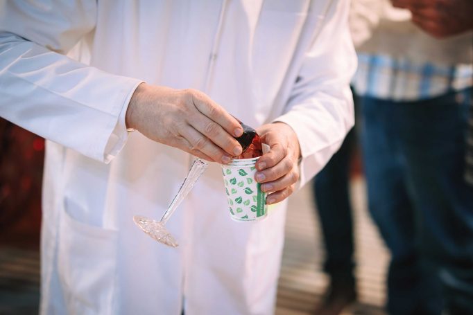 המוהל מתחיל הטקס