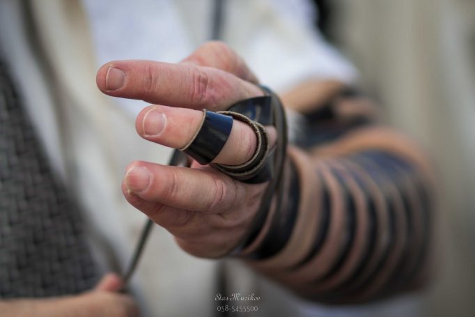 ‏צילום הנחת תפילין לפני טקס בר המצווה