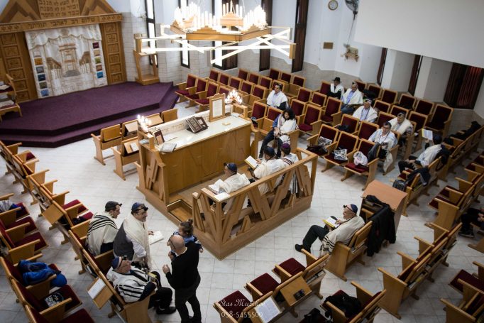 ‏צילומי בר מצווה בבית כנסת הגדול